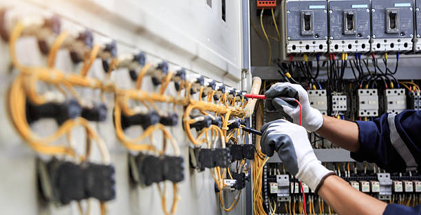 Professional Electrician technician working in Lincolnwood, IL